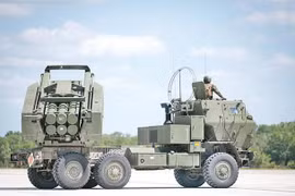 Ngày 23/6, Mỹ công bố viện trợ thêm 4 hệ thống phóng tên lửa nhiều nòng cơ động cao (HIMARS) cho Ukraine (Ảnh: Đông Phương).