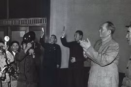 Hai ông Mao Trạch Đông và Lâm Bưu tiếp đoàn kịch Nhật Bản sang Trung Quốc biểu diễn năm 1967 (Ảnh: Renminhuabao).