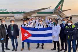 Các nhân viên y tế Cuba tới giúp Italy chống dịch hồi tháng 3/2020 được đánh giá cao (Ảnh: kknews).