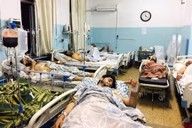 Các nạn nhân bị thương trong vụ đánh bom khủng bố đang điều trị trong bệnh viện (Ảnh: AP).