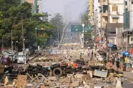 Đường phố Yangon dẫn vào khu công nghiệp Hlaing Thaya đầy chướng ngại vật do người biểu tình dựng lên (Ảnh: Golden Phoenix).