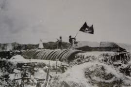 Quân kỳ Quyết thắng tung bay trên nóc hầm Sở chỉ huy quân Pháp ở Điện Biên Phủ (Ảnh: Allhistory)