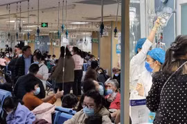 Nhiều bệnh viện đã quá tải vì số bệnh nhân đường hô hấp quá đông (Ảnh: Sohu).