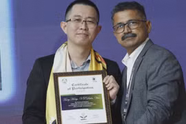 Ông Terry Hồng Húc Toàn, CEO tạm thời của Vivo Ấn Độ (bên trái) vừa bị bắt và người đồng nghiệp Ấn Độ (Ảnh: NOWnews)