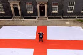 Hình ảnh Thủ tướng Boris Johnson dẫm chân lên quốc kì Anh để cổ vũ đội tuyển Anh khiến cư dân mạng Anh nổi giận (Ảnh: Twitter@BorisJohnson).