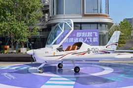 Chiếc máy bay dùng cho khuyến mãi đỗ cạnh văn phòng giao dịch (Ảnh: Sohu)