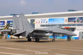  Chiếc J-16D được trưng bày trong trạng thái tĩnh tại Triển lãm Hàng không Chu Hải (Ảnh: QQ)