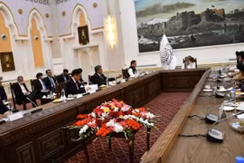 Đặc phái viên Trung Quốc, Nga và Pakistan (bên trái) gặp gỡ Quyền Thủ tướng Taliban Hasan Akhund (giữa) và các quan chức chính quyền Taliban (Ảnh: Đông Phương)