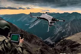 Binh sĩ Thổ Nhĩ Kỳ đang điều khiển một UAV quân sự Kargu-2 (Ảnh: Đa Chiều).