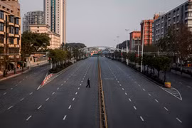 Từ ngày 23/1,thành phố Vũ Hán đã thực hiện "phong thành" phong tỏa thành phố để chống dịch lan rộng (Ảnh: Đa Chiều)
