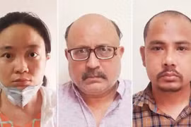 Rajeev Sharma (giữa) và hai đồng phạm người Trung Quốc (trái) và Nepal (phải) bị cảnh sát Ấn Độ bắt vì bị cáo buộc bán bí mật tình báo cho Trung Quốc (Ảnh: Deutsche Welle).