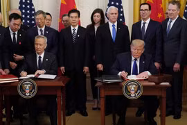Ngày 15/1, tại Nhà Trắng, hai ông Donald Trump và Lưu Hạc đã ký hiệp định thương mại Mỹ - Trung giai đoạn đầu, nhưng giới truyền thông cho rằng các vấn đề gay cấn nhất trong quan hệ kinh tế, thương mại hai bên chưa được giải quyết (Ảnh: Reuters)
