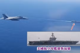 Hình ảnh trích video do máy bay Nga quay cho thấy chiếc F/A18 áp sát máy bay Nga, phía dưới là tàu sân bay Mỹ (Ảnh: Đông Phương).