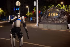Robot Viễn Chinh A2 đi qua cầu đường bộ Vũ Ninh ở Thượng Hải. Ảnh: Qbitai.