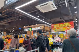 Người dân ở nhiều nơi Trung Quốc đổ xô đến các siêu thị mua hàng tích trữ sau thông báo của Bộ Thương mại hôm 1/11 (Ảnh: Dwnews).