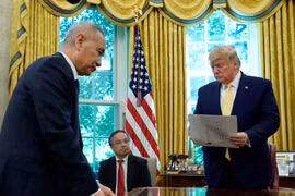 Tổng thống Donald Trump và Phó Thủ tướng Lưu Hạc sẽ đại diện hai bên ký hiệp định thương mại giai đoạn đầu Mỹ - Trung tại Nhà Trắng (Ảnh: Đa Chiều)