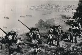 Pháo binh Trung Quốc bắn sang Kim Môn (Ảnh tư liệu).