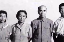 Gia đình Lâm Bưu: Lâm Lập Quả, Lâm Bưu, Diệp Quần, Lâm Đậu Đậu (phải qua trái), 3 người tử nạn trong Sự kiện 13/9, trừ Lâm Đậu Đậu (Ảnh: kanlishi).