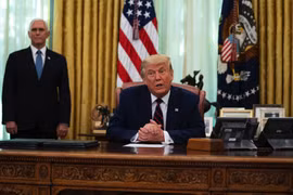 Ngày 7/9, khi họp báo tại Nhà Trắng, Tổng thống Donald Trump lại nói kinh tế Mỹ và Trung Quốc tách rới nhau sẽ đưa Mỹ trở thành siêu cường sản xuất và mãi mãi chấm dứt phụ thuộc vào Trung Quốc (Ảnh: AFP).