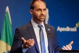 Ông Eduardo Bolsonaro gây nên cuộc khẩu chiến giữa Trung Quốc với Brazil với phát biểu: “Thủ phạm gây ra cuộc khủng hoảng dịch bệnh COVID-19 là Trung Quốc” (Ảnh: Globo).