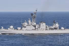 Tàu khu trục Shimakaze của Lực lượng phòng vệ trên biển (Hải quân) Nhật Bản bị tàu cá Trung Quốc đâm thủng tối 30/3 (Ảnh: Kyodo).