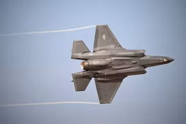 Một chiếc tiêm kích F-35 “Lightning II” do Lockheed Martin sản xuất bay biểu diễn tại Triển lãm Hàng không Dubai ngày 17/11. Ảnh AFP.