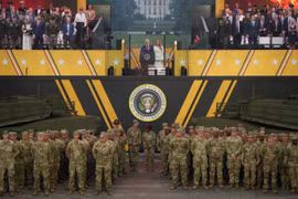 Tổng thống Trump và phu nhân dự lễ duyệt binh chiều 14/6. Ảnh: Getty.