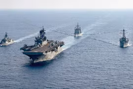  Tàu khu trục Australia HMAS Parramatta (trái) tập trận chung với tàu đổ bộ USS America và các tàu khu trục USS Bunker Hill, USS Barry của Mỹ trên Biển Đông, tháng 4/2020 (Ảnh: Reuters).