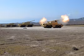Pháo binh Azerbaijan nã đạn sang phía trận địa Armenia (Ảnh: Sohu).