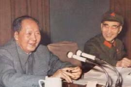Các ông Mao Trạch Đông và Lâm Bưu khi còn thân thiết trong Cách mạng Văn hóa (Ảnh: VCG).