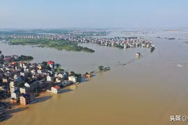 Hồ Phàn Dương lớn nhất Trung Quốc bị vỡ đập nhiêu điểm gây ngập lụt lớn (Ảnh Toutiao).