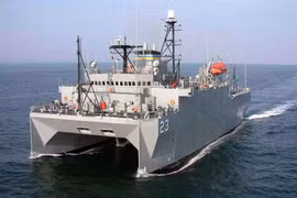 Tàu trinh sát Mỹ USNS Impeccable đang hoạt động ở vùng biển Hoàng Sa (Ảnh: Đông Phương).
