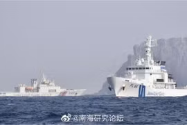 Tàu công vụ Nhật Bản và Trung Quốc quần nhau ở vùng biển quần đảo Senkaku/Điếu Ngư (Ảnh: Dwnews).