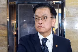 Ông Choi Sang-mok bị cảnh sát điều tra sau khi ngồi vào ghế Quyền Tổng thống ba ngày. Ảnh: Singtao.