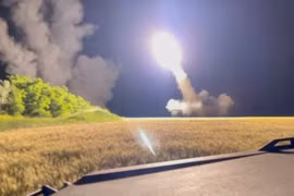 Các dàn phóng HIMARS của Ukraine phóng đạn về phía quân Nga (Ảnh: Reuters).