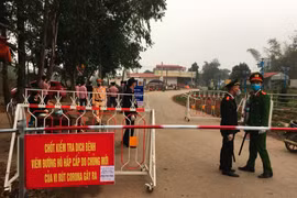 Chốt chặn lối ra vào Khu cách ly xã Sơn Lôi rất hiệu quả ở Bình Xuyên, Vĩnh Phúc (Ảnh: AP).