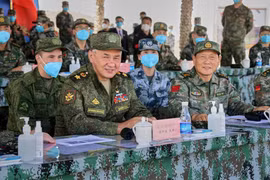 Bộ trưởng Quốc phòng Nga Sergey Shoigu và Bộ trưởng Quốc phòng Trung Quốc Ngụy Phượng Hòa quan sát quân đội hai bên diễn tập (Ảnh: Dwnews).