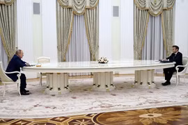 Hai ông Putin và Macron ngoi cách xa nhau 4 mét khi hội đàm (Ảnh: AP).