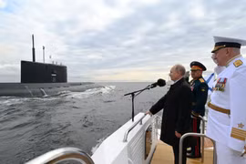 Tổng thống Putin cùng Bộ trưởng Quốc phòng và Tư lệnh Hải quân Nga kiểm duyệt các tàu trên Vịnh Phần Lan (Ảnh: Hk01).