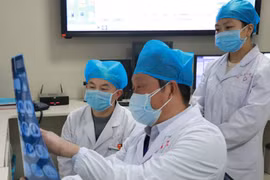 Lực lượng nhân viên y tế từ khắp Trung Quốc tiếp tục được tăng cường về Vũ Hán (Ảnh: Guancha).