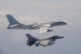 Máy bay F-16 của Đài Loan (dưới) áp sát máy bay H-6 của Trung Quốc hôm 10/2 (Ảnh: Đông Phương)