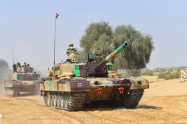 Thủ tướng Narendra Modi trên xe tăng trong chuyến thị sát biên giới với Pakistan hôm 14/11 (Ảnh: Twitter@Narendra Modi)
