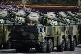 Loại tên lửa đạn đạo chống hạm "sát thủ tàu sân bay" DF-21D Trung Quốc đã phóng tởi Biển Đông sáng 26/8 (Ảnh: Tân Hoa xã).
