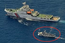 Tảu Hải cảnh Trung Quốc ngăn cản không cho tàu Philippines đến gần bãi Vũng Mây (Ảnh: Sunnews).