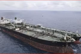 Hai siêu tàu chở dầu của Trung Quốc và Iran bị Indonesia bắt giữ (Ảnh: Dongfang).