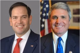 Hai Thượng nghị sĩ Cộng hòa Marco Rubio (trái) và Thượng nghị sĩ đảng Dân chủ Jeff Merkley đã cùng nhau đề xuất Đạo luật tăng cường quan hệ với Đài Loan (Ảnh: Dongfang).