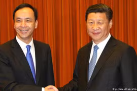  Ông Tập Cận Bình tiếp ông Chu Lập Luân ngày 4/5/2015 thăm Bắc Kinh với tư cách Chủ tịch Quốc dân Đảng Trung Quốc (Ảnh: EPA).