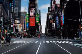 Đường phố New York vốn nhộn nhịp nay vắng vẻ do thực thi lệnh phong tỏa (Ảnh: AP).