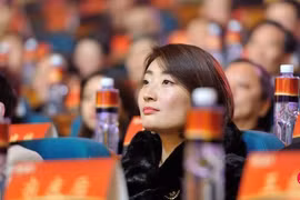 Tông Phức Lị đã phải từ bỏ tất cả mọi chức vụ tại Tập đoàn Wahaha chỉ sau một năm sau khi cha qua đời. Ảnh: Zaobao.