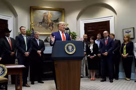 Ông Trump phát biểu về vụ tấn công tên lửa của Iran vào các căn cứ Mỹ ở Iraq, cho rằng không có binh sĩ nào thương vong và thiệt hại rất nhỏ. (Ảnh: AP).